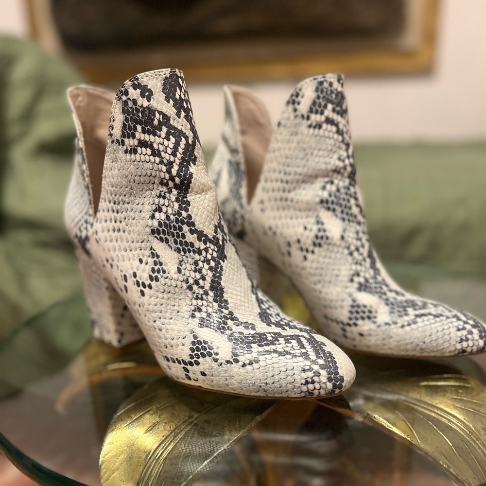 Steve Madden White Snake Skin Booties Women’s 9.5